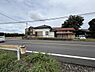 外観：道路越しの外観