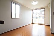 キッチン横から見たリビング＆ダイニング♪側面にも窓があり採光性・通風性良く、快適なコミュニケーション空間です♪ＬＥＤ照明が備え付けのため、入居時の費用軽減＆電気代節約にお役立ち♪