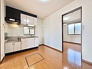 鏡面仕上げの扉パネルは清潔感があり、明るい雰囲気のキッチンは、上下の収納棚、シンク上の水切り棚などコンパクトながら収納力を確保した仕様です♪