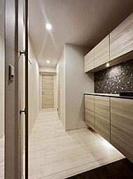 【玄関】セパレートの収納に加え、エコカラット、姿見を配置。