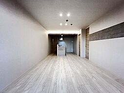 【ＬＤＫ】アイランド式のキッチン。キッチン上部には、間接照明を採用。