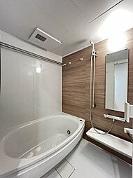 【浴室】アクセントパネル、丸みのある浴槽は高級感を演出。