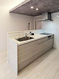 【キッチン】天板は、人工大理石とＩＨクッキングヒーターを採用し、お手入れの手間を最小限に抑えます。