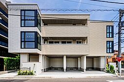 敷地内駐車場はビルドインタイプ。写真左側から入居者専用の駐輪場がございます。