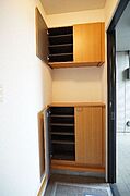【玄関ホール】上下に玄関収納を備え収納力◎♪大切な靴をたっぷり収納が出来ます♪