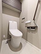 ■トイレ■　扉付きの収納棚があり表に出したくないトイレ収納もすっきり収納できます。