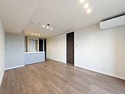 ■ＬＤＫ■　リビングに向けた間接照明が空間を演出します。開放的なキッチンの為お料理しながら部屋全体をご確認いただけます。