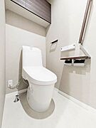 ■トイレ■　扉付きの収納棚があり表に出したくないトイレ収納もすっきり収納できます。