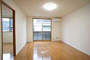 【ＬＤＫ】南側の大きな掃きだし窓から明るい陽射しが降りそそぎ、風がそよぐ快適な空間です◎もちろん冷暖房が付いていますので、暑い日も寒い日も快適にお過ごしいただけますよ！ＬＥＤ照明付です◎