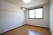 【北側洋室　6．3帖】大きな窓が付いていて明るい空間です。寝室や子供部屋ｅｔｃ様々な用途にどうぞご利用ください♪冷暖房もついてますよ◎ＬＥＤ照明付です◎