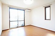 【ＬＤＫ】南側の大きな掃きだし窓から明るい陽射しが降りそそぎ、風がそよぐ快適な空間です◎もちろん冷暖房が付いていますので、暑い日も寒い日も快適にお過ごしいただけますよ！ＬＥＤ照明付です◎