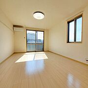 側面にも窓があり、採光性も風通しも良い居心地の良いくつろぎ空間の洋室♪