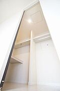 ■ウォークインクロゼット■棚板とパイプハンガー付の機能的な収納です♪