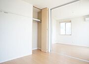 ハンガーパイプ付の収納で大切なお洋服も綺麗に収納できます。