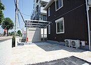 Ｂ棟西側にある駐輪場。三輪車からバイク、自転車まで駐輪可能です。