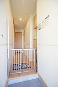 ■玄関ホール■　上下に分かれた下駄箱は中板が可動式でブーツ等もスッキリ収納出来ます♪ペットや子供の飛び出し防止にフェンス付♪