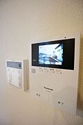 【ＴＶドアホン】来訪者を声と映像で確認できて女性にも安心を与えるカラーモニター付ドアホン♪録画機能付きで不在時の来訪者も確認できます♪
