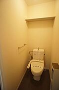 【トイレ】今や老若男女に必須アイテムの洗浄機能付暖房便座です！上部には空間を利用しトイレットペーパー等をストックできる棚が付いています♪