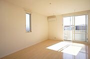 【ＬＤＫ】角部屋なので2面窓から明るい陽射しと風がそそぐ快適な空間です◎もちろん冷暖房が付いていますので、暑い日も寒い日も快適にお過ごしいただけます！