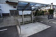 サイクルポートは屋根・ガード付で雨の日や風のある日でも安心！