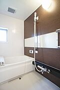 【浴室】24時間換気システム、追焚給湯機能付です。アクセントパネルがとてもお洒落ですよ。