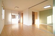 【ＬＤＫ】13．8帖のＬＤＫ☆快適な生活の必需品『エアコン』も付いております☆対面キッチンとなっておりますので会話を楽しみながらお料理や家事ができます☆