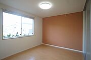 おしゃれなアクセントクロスのＬＥＤ照明付の洋室です。
