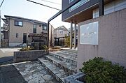 エントランスは石張りとなっております。