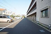 敷地内駐車場・屋根付駐輪場・専用ゴミＢＯＸ有り。（※空き状況はお問い合わせ願います。別途有料契約要）