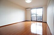 【洋室】あったら嬉しい室内物干のホスクリーン（1本）のある洋室にはエアコンもあります！