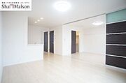 ■ＬＤＫ■　ライト系の床材とダーク系の建具が鮮やかなコントラストを描き出すコーディネーションは、モダンな雰囲気をイメージさせます。
