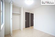 ■クローゼット■　ハンガーパイプに加え枕棚を設けたクローゼットは天井の高さを活かし多くの荷物を収納できます。