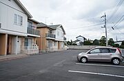 駐車場敷地内各世帯2台無料。