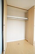 ハンガーパイプ付きで服を掛けたり、小物収納に役立つ棚板付きで、天井までの高さを活かしたクローゼット♪