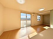 【ＬＤＫ12．9帖】窓前には高い建物がないので、採光性も風通しも良い居心地の良いくつろぎ空間のリビング＆ダイニングです♪
