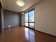 【南洋室6．9帖】窓前には高い建物がないので、採光性も風通しも良い居心地の良いくつろぎ空間のリビング＆ダイニングです♪