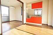 明るい鏡面の壁付けキッチンはお部屋の雰囲気を明るくします♪上下に豊富な収納力があり機能的♪