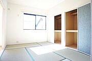 南側の窓サッシが再考がのぞめ、室内は明るく、物入れも付いています♪
