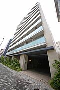 白を基調としたマンションです