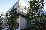 【建物外観】効果的に植栽が配置されています。