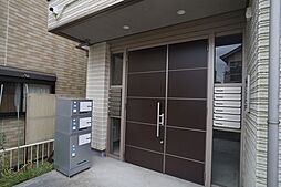 共用玄関はオートロック仕様！宅配ボックスや防犯カメラもついてます♪