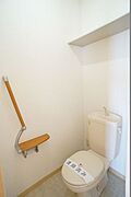 トイレ上部にも収納棚を完備。