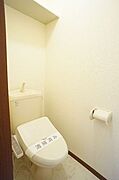 温水洗浄便座付きのトイレスペース。上部には収納棚も完備。