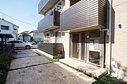 【共用玄関】オートロック付きの共用玄関です！！また、敷地内には防犯カメラを配置。安心してお住まい頂ける物件です♪♪