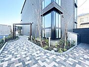 【アプローチ】敷地内の植栽は、時とともに趣を増し、住まう人に心地よい空間を与えます。