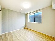 【洋室】6．6帖の洋室です。独立したお部屋になっているので寝室にお勧めです。こちらの部屋にもエアコンが1台設備でございます。照明付き。