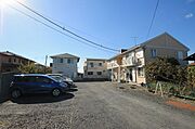 【敷地】建物前には駐車場がございます！