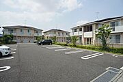 敷地内駐車場は1台無料です。Ｂ棟は写真奥の左側です。