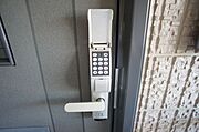 玄関のカギはデジタル式です。鍵を持ち歩く必要がありません。