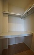 2部屋目洋室のウオークインクローゼットです。